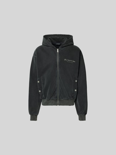 Produktfoto, Oversized Jeansjacke aus Baumwoll-Mix von Don't Waste Culture in Dunkelgrau mit Reißverschluss, Eingrifftaschen, elastischen Abschlüssen, Rückseite misst 65 cm, Schulterbreite 58 cm, Ärmellänge 67 cm
