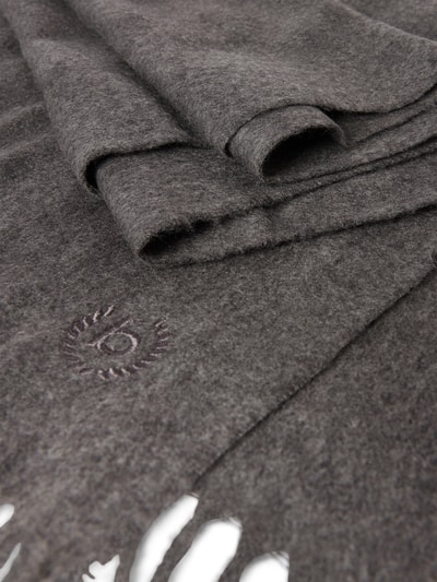 Produktfoto, Schal mit Fransen von bugatti in Grau, rechteckige Passform, Strick-Optik, sichtbares Label-Stitching, Detailaufnahme