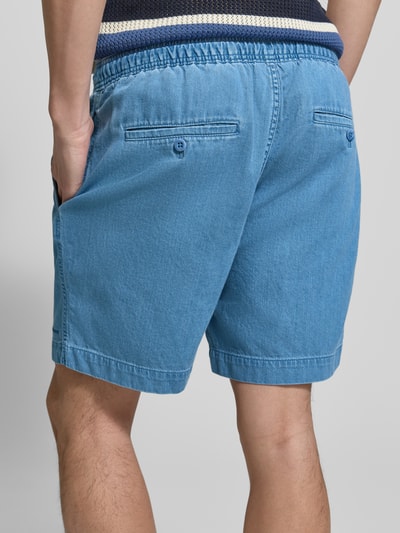 Männermodel trägt Regular Fit Shorts mit elastischem Bund von Gant in Denim-Optik aus reiner Baumwolle, Ganzkörperansicht Rückansicht.