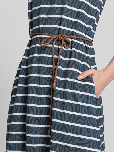 Frauenmodel trägt knielanges T-Shirt-Kleid mit Bindegürtel von G.I.G.A. DX, Reine Baumwolle, Gerader-Schnitt, Nahaufnahme Oberkörper.