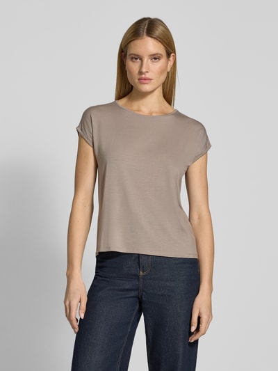Modelka kobieca nosi Regular Fit T-Shirt aus Lyocell-Mix Modell 'AVA' od Vero Moda, jednolity kolor, krój regular fit, jersey, widok całej sylwetki od przodu.