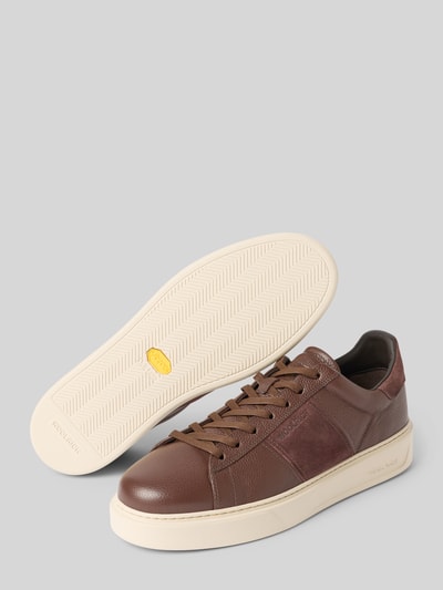 Produktfoto, Sneaker aus echtem Leder Modell 'Classic Court' von Woolrich in Braun, abgerundete Form, strukturierte helle Sohle, Kontrastbesatz mit Label-Schriftzug, Schnürverschluss, Herren Sneaker, Absatzhöhe 4 cm, Schafthöhe 8 cm, Schaftweite 9 cm, glatte und genarbte Texturen