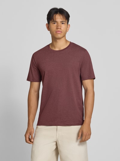Männermodel trägt Regular Fit T-Shirt aus Baumwoll-Mix Modell 'Organic' von JACK & JONES in Bordeaux, Ganzkörperansicht von vorne, Herren T-Shirt, Rundhalsausschnitt, Rückenlänge bei Größe M 70 cm.