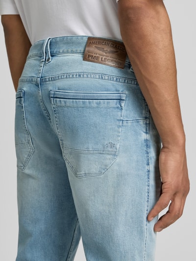 Männermodel trägt Straight Fit Jeans im Used-Look Modell 'Nightflight' von PME Legend, Baumwoll-Mix mit Stretch-Anteil, 5-Pocket-Design, Logo-Detail, Knopf- und Reißverschluss, Herren, hellblaue Denim-Optik, ganzkörperansicht Rückansicht.
