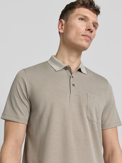 Männermodel trägt Regular Fit Poloshirt mit Knopfleiste und Brusttasche von RAGMAN aus Baumwoll-Mix, Nahaufnahme Oberkörper. Rückenlänge bei Größe M: 70 cm.