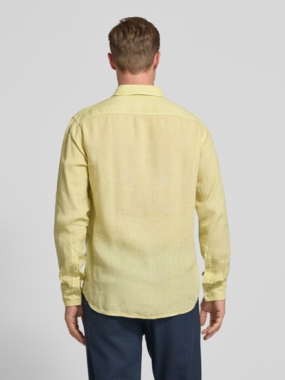 Männermodel trägt Regular Fit Freizeithemd aus reinem Leinen Modell 'RELEGANT' von Marc O'Polo, Optik: Unifarben, Flammgarn-Textur, Ganzkörperansicht Rückansicht.
