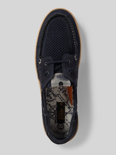 Produktfoto, Bootsschuhe mit Label-Detail von BULLBOXER in dunklem Blau, abgerundete Form, Schnürverschluss, strukturierte Sohle, Absatzhöhe 2 cm, Schafthöhe 7 cm, Schaftweite 11 cm, Größe 44, Textilstruktur und sichtbares Marken-Detail im Innenfutter.