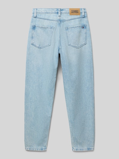 Produktfoto, Tapered Jeans aus Baumwoll-Lyocell-Mix von Tommy Hilfiger Teens w jasnoniebieskim kolorze, denim, krój tapered fit, label patch, logo-stitching, pięć kieszeni, szlufki, zapięcie na guzik i kryty zamek, regulacja szerokości w pasie, materiał bawełna-lyocell