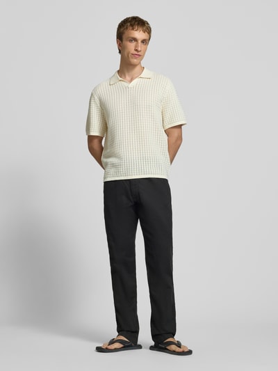 Männermodel trägt Relaxed Fit Hose aus Baumwoll-Leinen-Mix Modell 'KANE' von Jack & Jones, Schwarz, Elastikbund, Ganzkörperansicht von vorne.