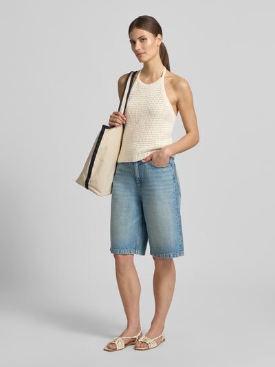 Vrouwenmodel draagt Neckholder met structuurpatroon van Drykorn, puur katoen, slim fit, vetersluiting achter, ruglengte maat S 25 cm, vooraanzicht full-body.