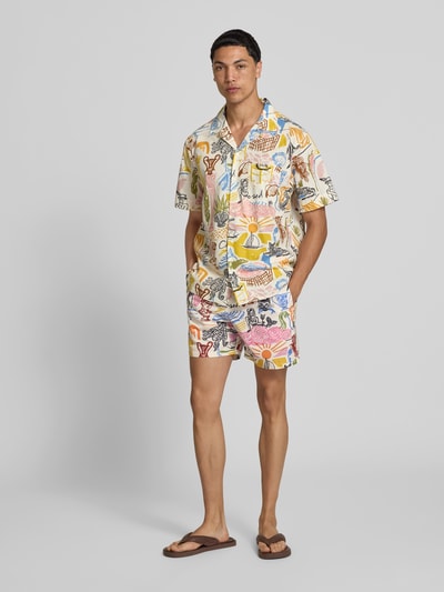 Männermodel trägt Badehose mit elastischem Bund von Closed, bunte Muster, Regular-Fit, Eingrifftaschen, Gesäßtasche, Ganzkörperansicht von vorne.