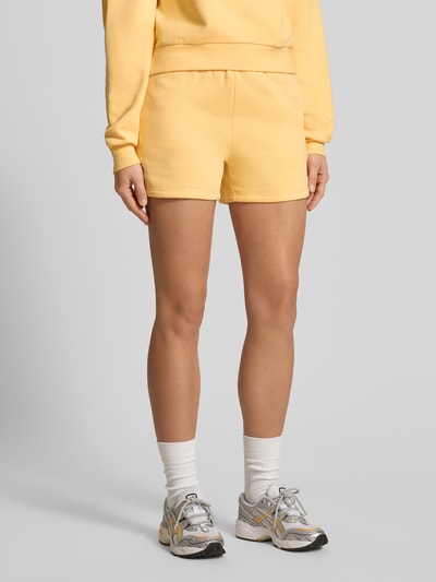 Kobiece modelka nosi Shorts mit Logo und elastischem Bund od adidas Sportswear, żółty kolor, bawełniana mieszanka, widok z przodu, ujęcie całej sylwetki