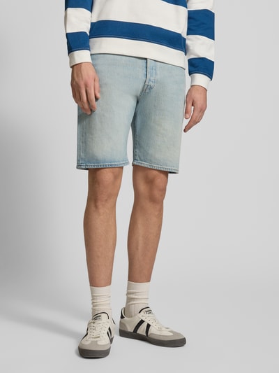 Männermodel trägt Bermudas im 5-Pocket-Design Modell '501®' von Levi's®, hellblau, gerader Schnitt, Baumwoll-Mix, Ganzkörperansicht von vorne