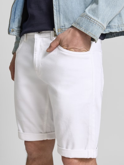 Männermodel trägt Slim Fit Jeansshorts aus Baumwoll-Mix von Tom Tailor in weißer Denim-Optik, 5-Pocket-Design, Nahaufnahme Oberkörper.