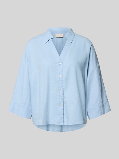 Produktfoto, hellblaue Boxy Fit Bluse mit V-Ausschnitt Modell 'Lava' von FREE/QUENT aus Leinen-Viskose-Mix, Hemdblusenkragen, 3/4-Arm, Knopfleiste.