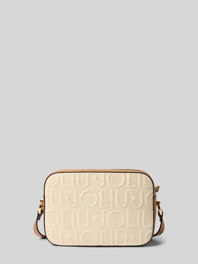 Produktfoto, Camera Case mit Logo-Detail Modell 'Manhattan' von Liu Jo White in Beige, rechteckig, strukturierte Oberfläche, schmaler Schulterriemen, Hauptfach mit Reißverschluss, Maße 23x16x8 cm, Länge Schulterriemen 130 cm