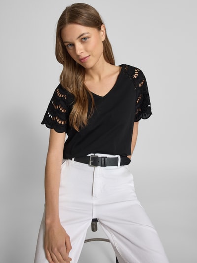 Vero Moda T-shirt o kroju regular fit z ażurową koronką model ‘BLASY’ Czarny 3