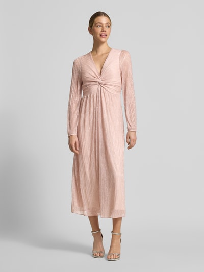 Frauenmodel trägt Tailliertes Midikleid mit Schimmer-Effekt von s.Oliver BLACK LABEL, schimmernde Optik, Chiffon, Knotendetail, Ganzkörperansicht von vorne.