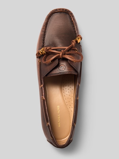 Produktfoto, Mokassins aus echtem Leder Modell 'Fallon' von MICHAEL Michael Kors in Braun mit abgerundeter Passform, Zierbesatz, glatte Textur, Absatzhöhe 1 cm, Schafthöhe 7 cm, Schaftweite 13 cm
