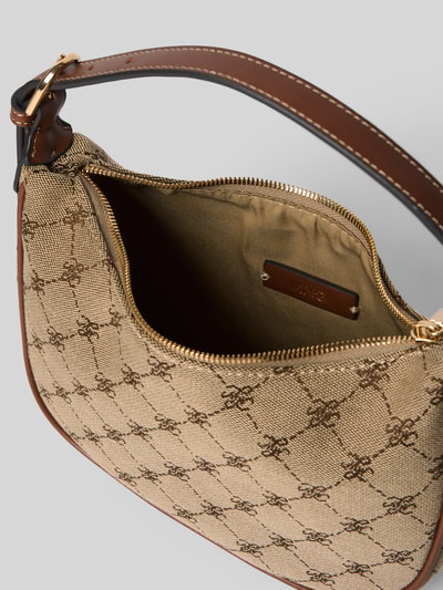 Produktfoto, Shoulder Bag mit Allover-Logo-Stitching Modell 'DENIZ' von Mango in Beige und Braun, goldener Reißverschluss, strukturierte Textur, schmaler Schulterriemen, Größe 24x18x5 cm, Innenfach mit Label, Kontext: Damen Shoulder Bag, Länge Schulterriemen 40 cm.
