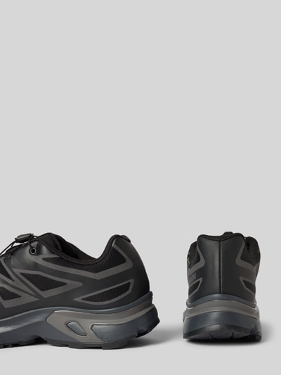 Produktfoto, Sneaker mit profilierter Sohle Modell 'XT-EVR GTX' von Salomon in Schwarz und Grau, abgerundete Spitze, Schafthöhe 7 cm, Schaftweite 8 cm, Absatzhöhe 4 cm, sichtbare Schnürung und Logodetail