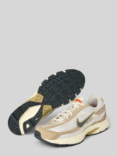 Produktfoto, Sneaker aus Leder-Mix mit Logo-Print Modell 'INITIATOR' von Nike in Beige, Creme und Grau, abgerundete Passform, profilierte Sohle, sportliche Textur.