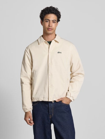 Mannenmodel draagt Jacke mit Label-Stitching van BLKVIS in regular fit, kentkraag, knoopsluiting, steekzakken, lichte kleur, gladde textuur, borstwijdte 60 cm, mouwlengte 66 cm, schouderbreedte 44 cm, ruglengte 68 cm, voorkant, bovenlichaam close-up.