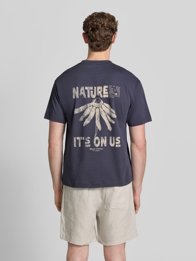 Mężczyznamodel nosi Relaxed Fit T-Shirt aus reiner Baumwolle von Marc O'Polo, jednokolorowy, krój regular fit, nadruk z logo i motywem, okrągły dekolt, krótki rękaw, dżersej, bawełna, całkowity widok z tyłu.