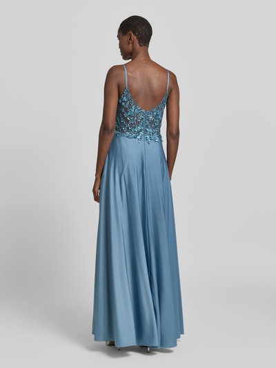 Frauenmodel trägt Abendkleid mit floralem Pailettenbesatz von Laona in Blau, Semitransparente-Optik, V-Ausschnitt, Spaghettiträger, taillierte Passform, Rückenlänge 130 cm, Brustweite 40 cm, Ganzkörperansicht Rückansicht.