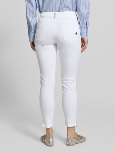 Frauenmodel trägt Jeans in 7/8-Länge Modell 'Italy' von Buena Vista aus weißem Baumwoll-Mix mit Stretch-Anteil, Slim-Fit, Ganzkörperansicht Rückansicht.