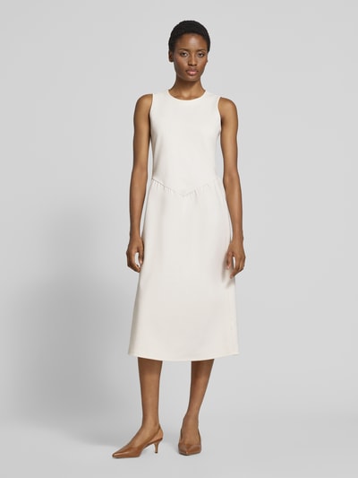 Modelka nosi Freizeitkleid mit Taillennaht von Calvin Klein Womenswear w kolorze jasnego beżu, gładka struktura, Ganzkörperansicht von vorne.