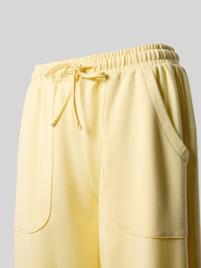 Productfoto, Slim Fit Sweatpants met viscose van Christian Berg Woman, gele kleur, opgestikte zakken, elastische band met tunnelkoord, mix van katoen en viscose, dames sweatpants, zachte textuur