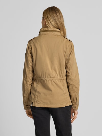 Frauenmodel trägt Jacke mit Pattentaschen Modell 'NORI' von khujo in Beige, Baumwolle, gerader Schnitt, Rückenansicht, Ganzkörperansicht Rückansicht.