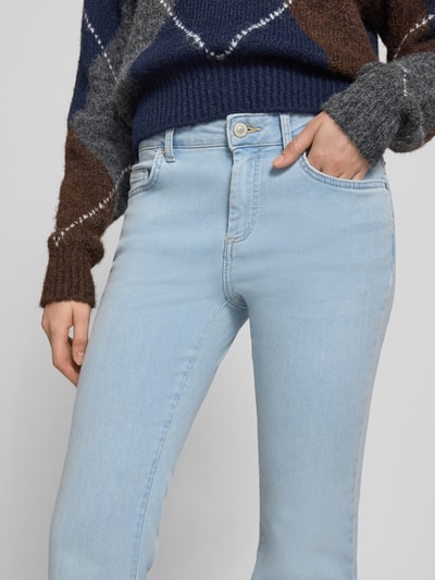 Frauenmodel trägt Slim Fit Bootcut Jeans aus Baumwoll-Mix Modell 'BLUSH' von Only, unifarben, 5-Pocket-Design, Nahaufnahme Oberkörper.