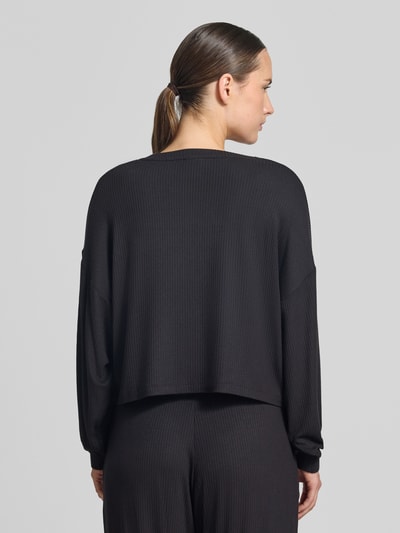 Frauenmodel trägt Relaxed Fit Sweatshirt aus ModaL-Mix Modell 'HUGO HEART' von HUGO in Schwarz mit feiner Rippstruktur, Damen Sweatshirt, Ganzkörperansicht Rückansicht.