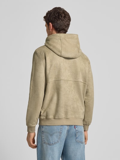 Männermodel trägt Regular Fit Hoodie mit Reißverschlusstaschen von Antony Morato in beige mit elastischen Abschlüssen, Material-Mix, Ganzkörperansicht Rückansicht.