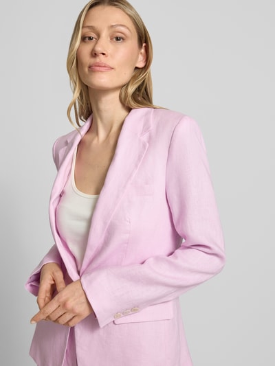 Frauenmodel trägt Slim Fit Blazer aus Leinen mit Pattentaschen Modell 'BORELI' von Mango in zartem Rosa, Reverskragen, Knopfverschluss, Nahaufnahme Oberkörper. Rückenlänge bei Größe 36: 65 cm, Brustweite 45 cm, Ärmellänge 63 cm.