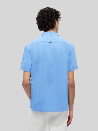 Männermodel trägt Regular Fit Freizeithemd aus Leinen-Baumwoll-Mix von Tommy Jeans in Optik: Unifarben, Flammgarn, Ganzkörperansicht Rückansicht.
