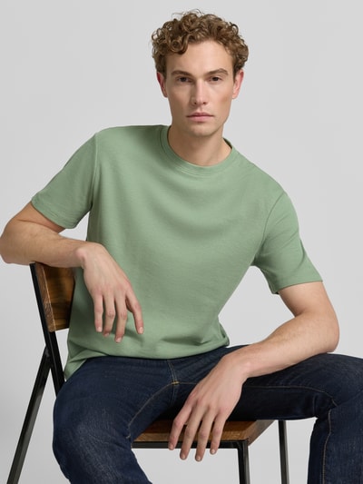 Männermodel trägt Regular Fit T-Shirt aus Baumwoll-Mix von Tom Tailor Denim, Optik: Unifarben, Rundhals, Kurzarm, Material: Baumwoll-Mix, Nahaufnahme Oberkörper.