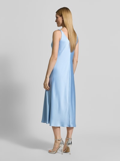 Frauenmodel trägt Relaxed Fit Kleid mit V-Ausschnitt von V by Vera Mont aus Satin in Hellblau, ärmellos, Raffung, Ganzkörperansicht Rückansicht. Rückenlänge bei Größe 36: 129 cm, Brustweite bei Größe 36: 36 cm.