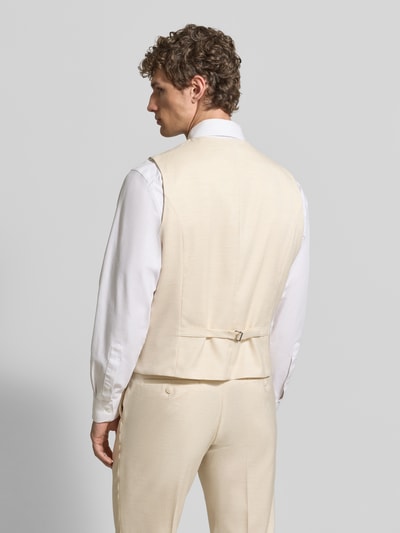 Männermodel trägt Regular Fit Weste mit Reverskragen von MCNEAL aus Material-Mix mit Leinen-Anteil, cremefarben, Ganzkörperansicht Rückansicht.