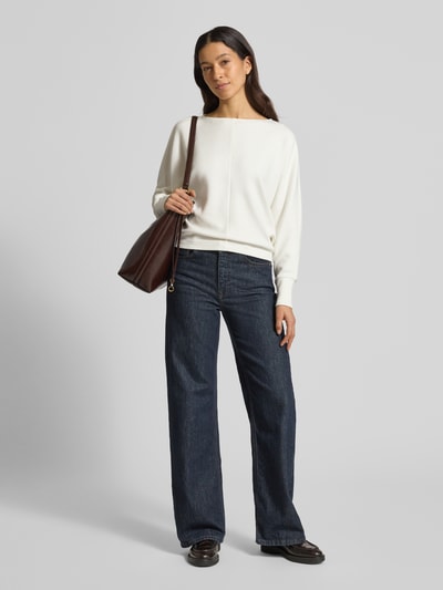 Vrouwenmodel draagt gebreide pullover met boothals Model 'UTIBBY' van Someday, materiaalmix met viscose, los model, voorkant geheel lichaam.