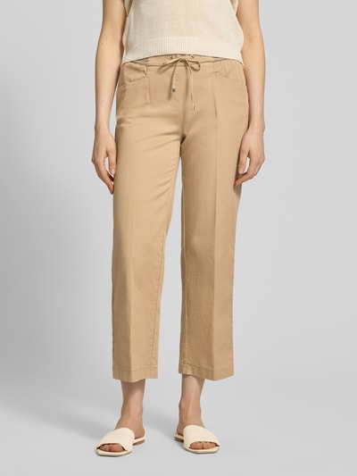 Frauenmodel trägt Wide Fit Stoffhose in 7/8-Länge Modell 'Sue' von TONI aus Baumwoll-Mix mit Bügelfalten, Tunnelzug, Eingrifftaschen, Nahaufnahme Oberkörper.