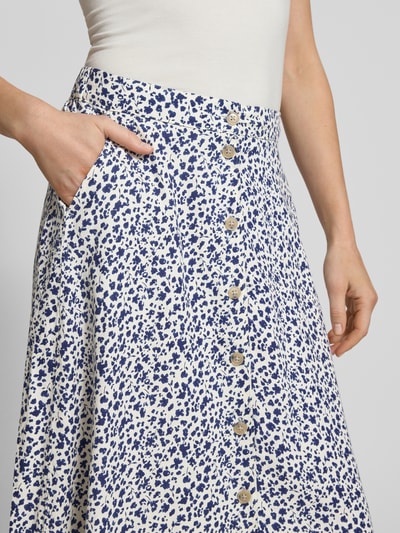 Frauenmodel trägt Midirock aus Leinen-Viskose-Mix mit Knopfleiste Modell 'FALAKKA' von B.Young, blau-weißes Allover-Muster, Nahaufnahme Oberkörper.