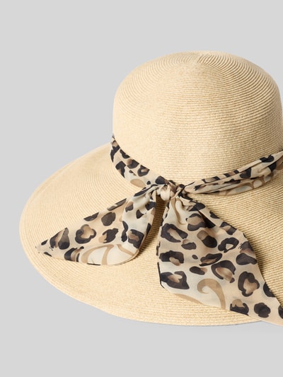 Produktfoto, Hut mit Zierband in Leo-Optik von Loevenich, Papier-Mix im Flecht-Look, beige mit gemustertem Band, Damenaccessoire auf grauem Hintergrund.