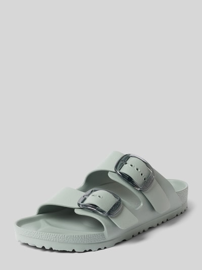 Produktfoto, Sandalette mit Riemen Modell 'ARIZONA BIG BUCKLE EVA' von Birkenstock in hellem Grün, profilierte Sohle, 3 cm Absatz, abgerundete Spitze, strukturierte Oberfläche, silberfarbene Dornschließen.