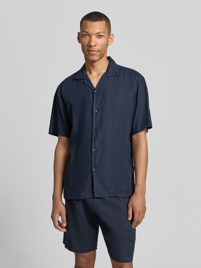 Männermodel trägt Regular Fit Leinenhemd mit Reverskragen von MCNEAL, reine Leinen, Knopfleiste, Dunkelblau, Kurzärmelig, Ganzkörperansicht von vorne.