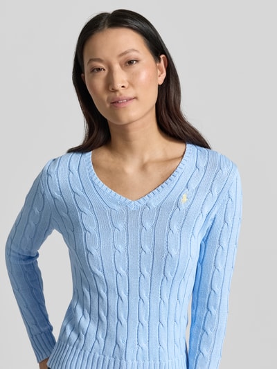 Frauenmodel trägt Slim Fit Pullover aus reiner Baumwolle von Polo Ralph Lauren in Optik: Unifarben mit Logo-Stitching, Stricktextur, V-Ausschnitt, Langarm, Nahaufnahme Oberkörper.