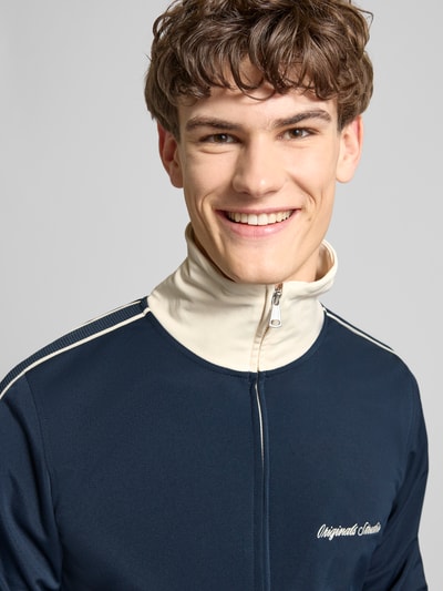 Männermodel trägt Slim Fit Sweatjacke mit Logo-Stitching Modell 'Niagara' von Jack & Jones, navy, opstaande kraag, Nahaufnahme Oberkörper