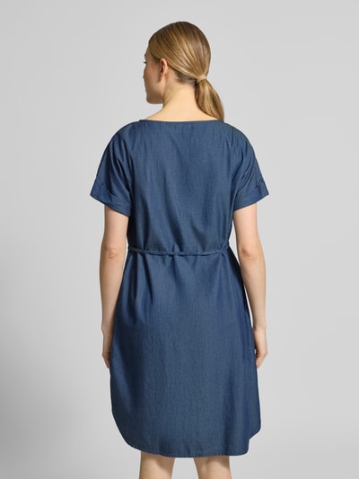 Vrouwenmodel draagt Knielanges Kleid mit Bindegürtel van Christian Berg Woman, blauw, lyocell-katoenmix, rechte fit, knielang, met ceintuur, ronde hals, ruglengte maat 36: 97 cm, borstwijdte 53 cm, mouwlengte 15 cm, volledige lichaamsopname achteraan.
